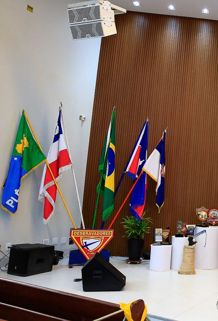 Bandeiras do Brasil, da Bahia, de Luís Eduardo Magalhães e do clube ao lado de troféus