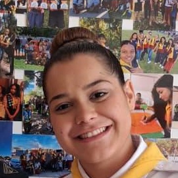 Alice Gracielle de uniforme, com o lenço amarelo
