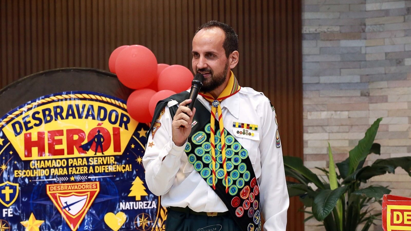 Gustavo Pareja de uniforme de gala, falando ao microfone
