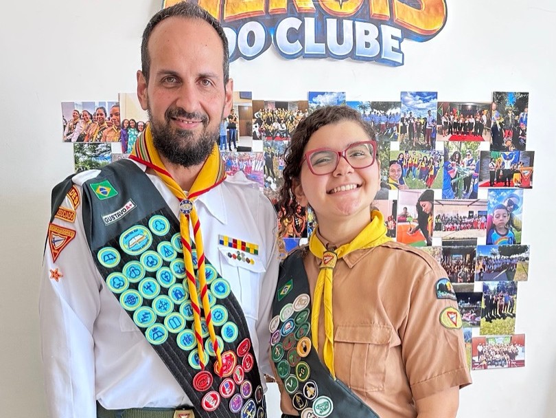 Gustavo Pareja e a filha de uniforme, com as faixas cobertas de insígnias de especialidades